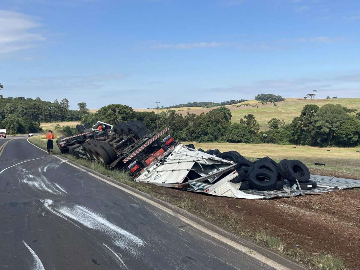 Acidente envolvendo carreta carregada de pneus é registrado na RS-135