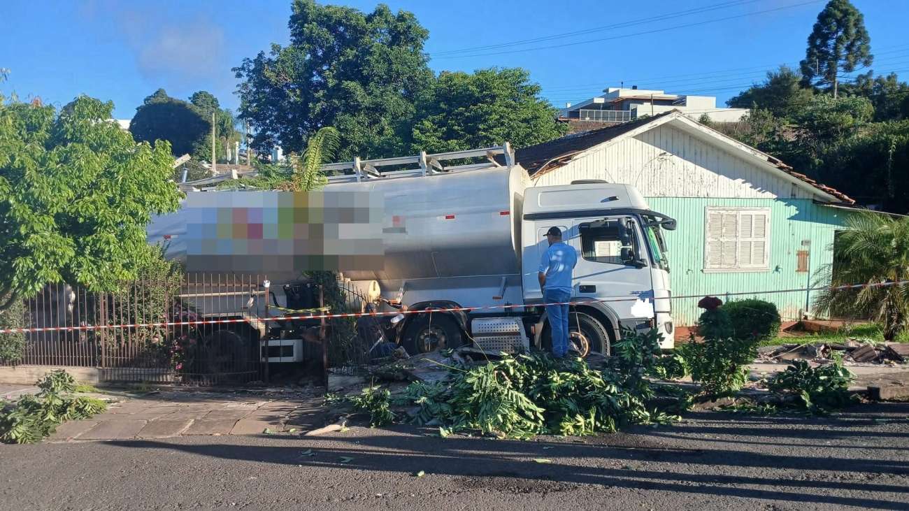 Caminhão colide com casas após falha mecânica em Erechim