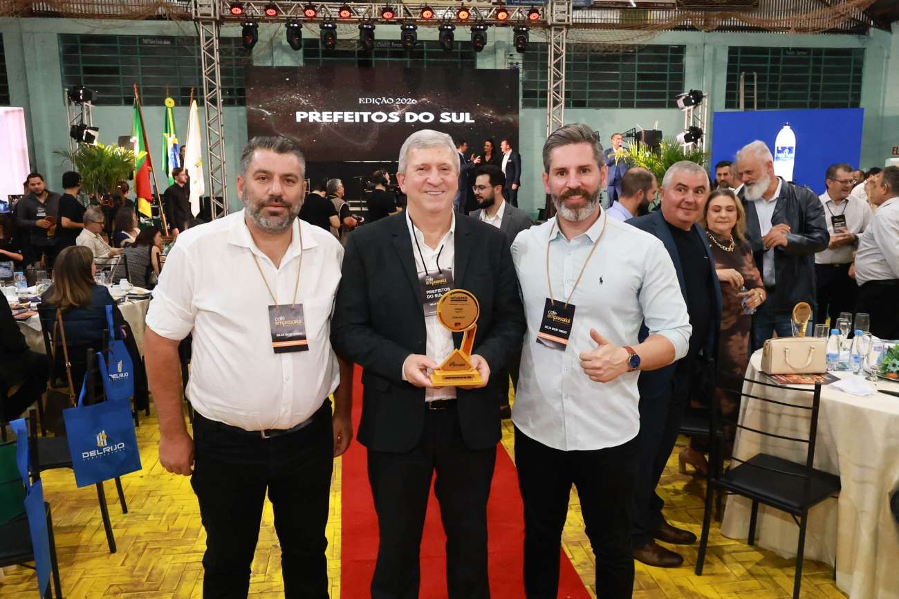 Prefeito Big recebe homenagem por destaque em reciclagem de lixo eletrônico