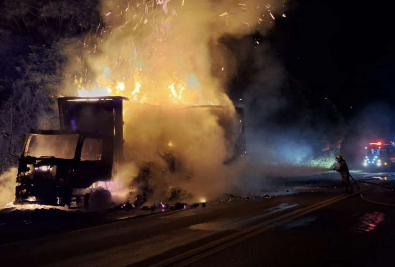 Caminhão é consumido por incêndio na ERS-135, em Sertão