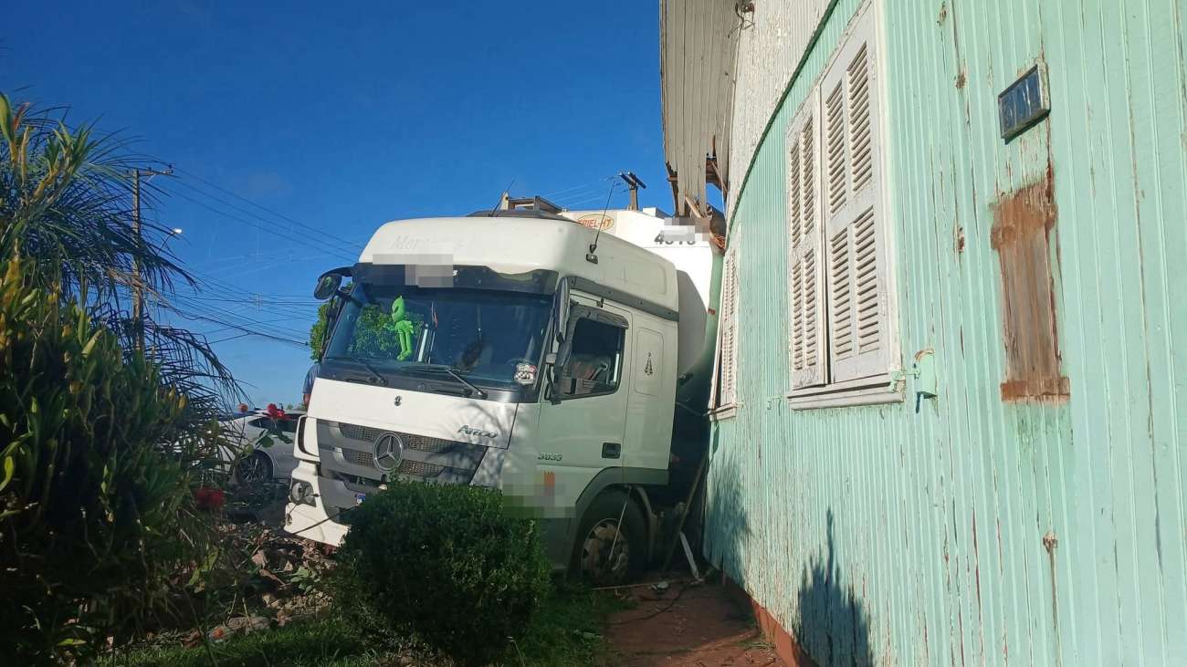 Falha mecânica: caminhão atinge residências em Erechim