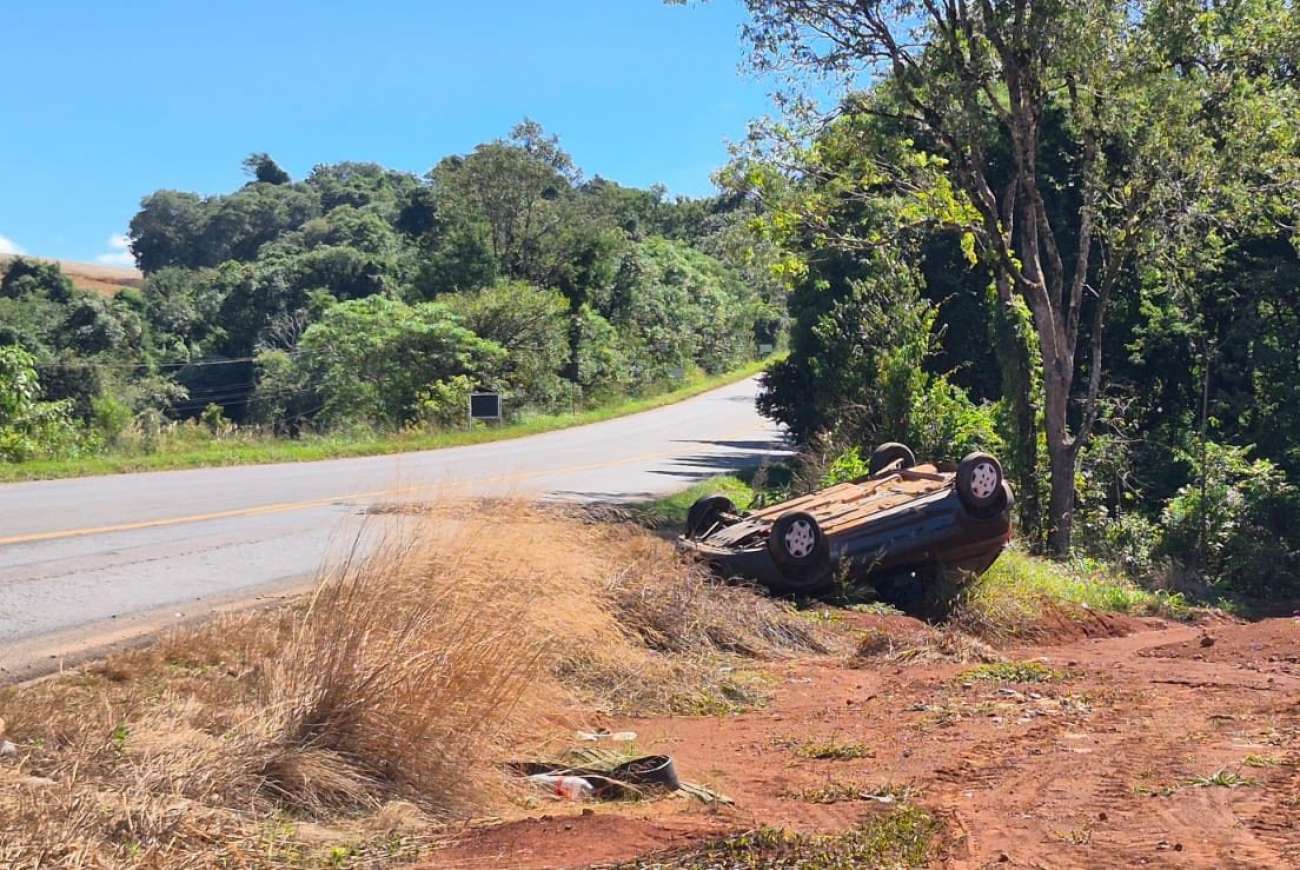 Carro toma em acidente entre dois veículos na ERS-135, em Erechim