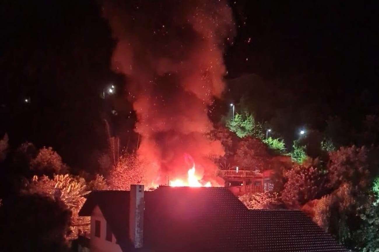 Incêndio atinge fábrica de artesanato em madeira no centro de Sananduva