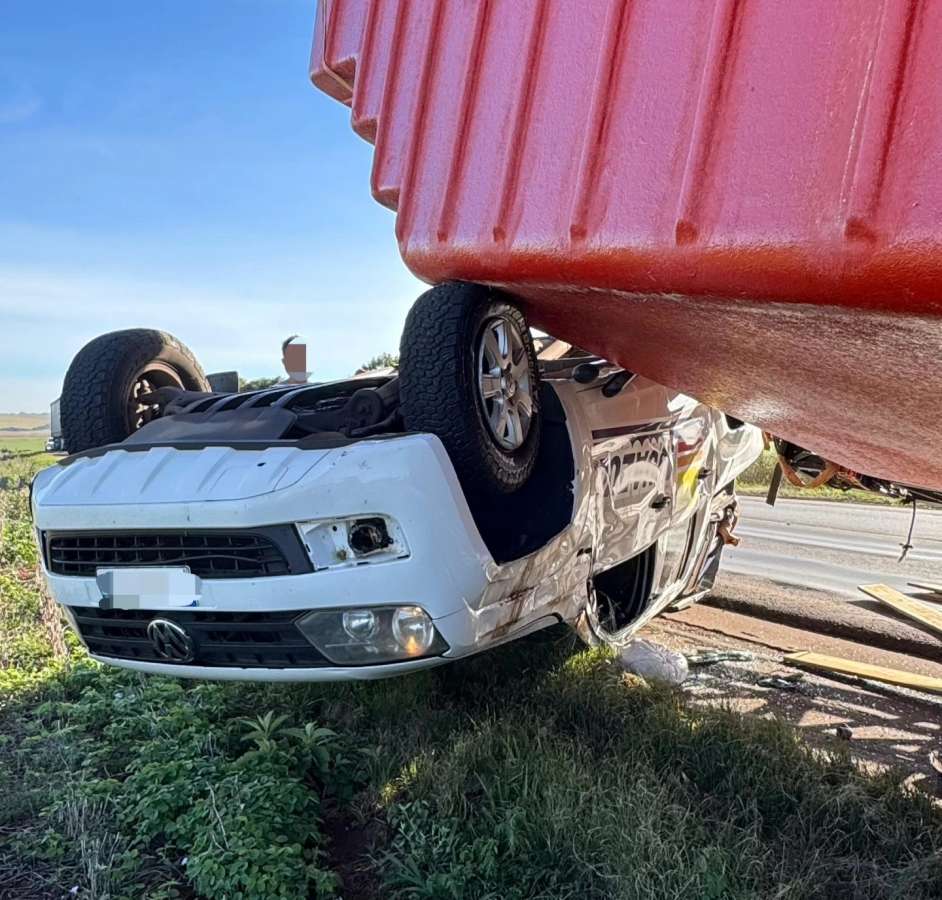 Caminhonete com reboque carregando piscina capota na ERS-135, em Coxilha