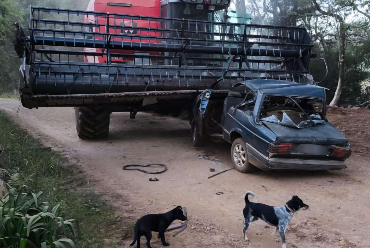 Condutor fica ferido em colisão entre carro e colheitadeira no interior de Sananduva