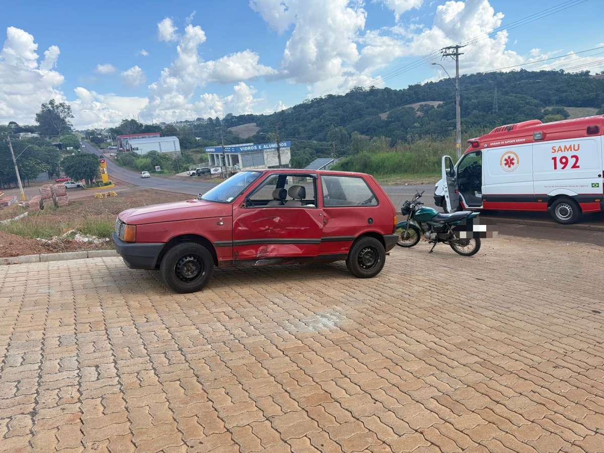 Duas pessoas ficam feridas em colisão entre carro e motocicleta em Getúlio Vargas