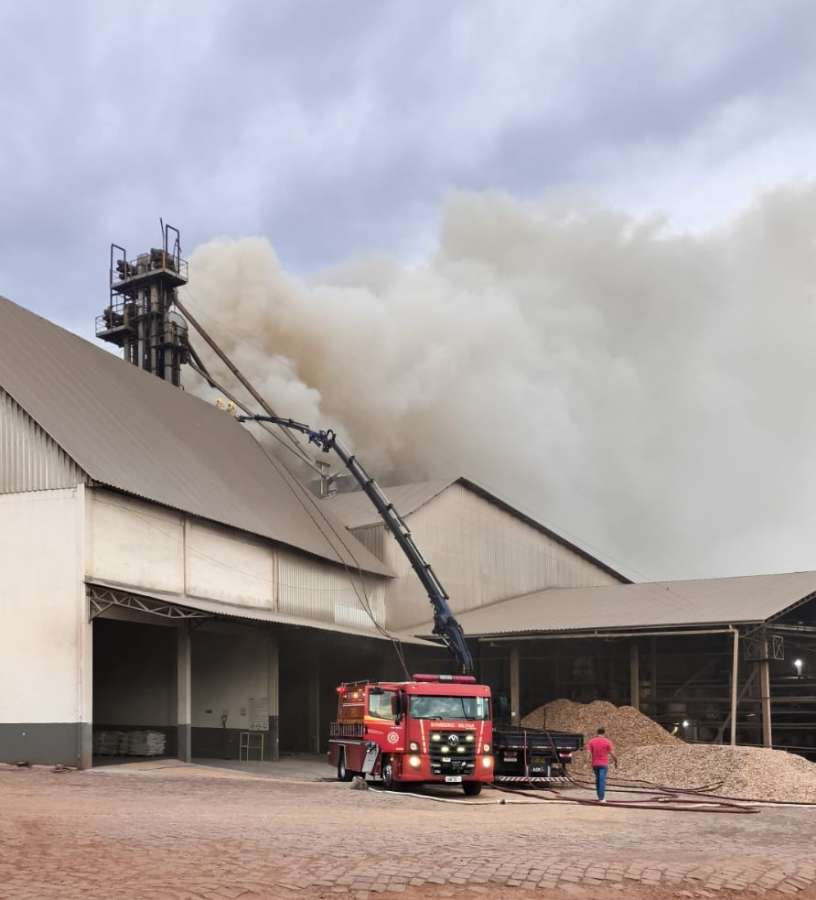 Incêndio em silo mobiliza bombeiros e segue sendo combatido em Tapejara