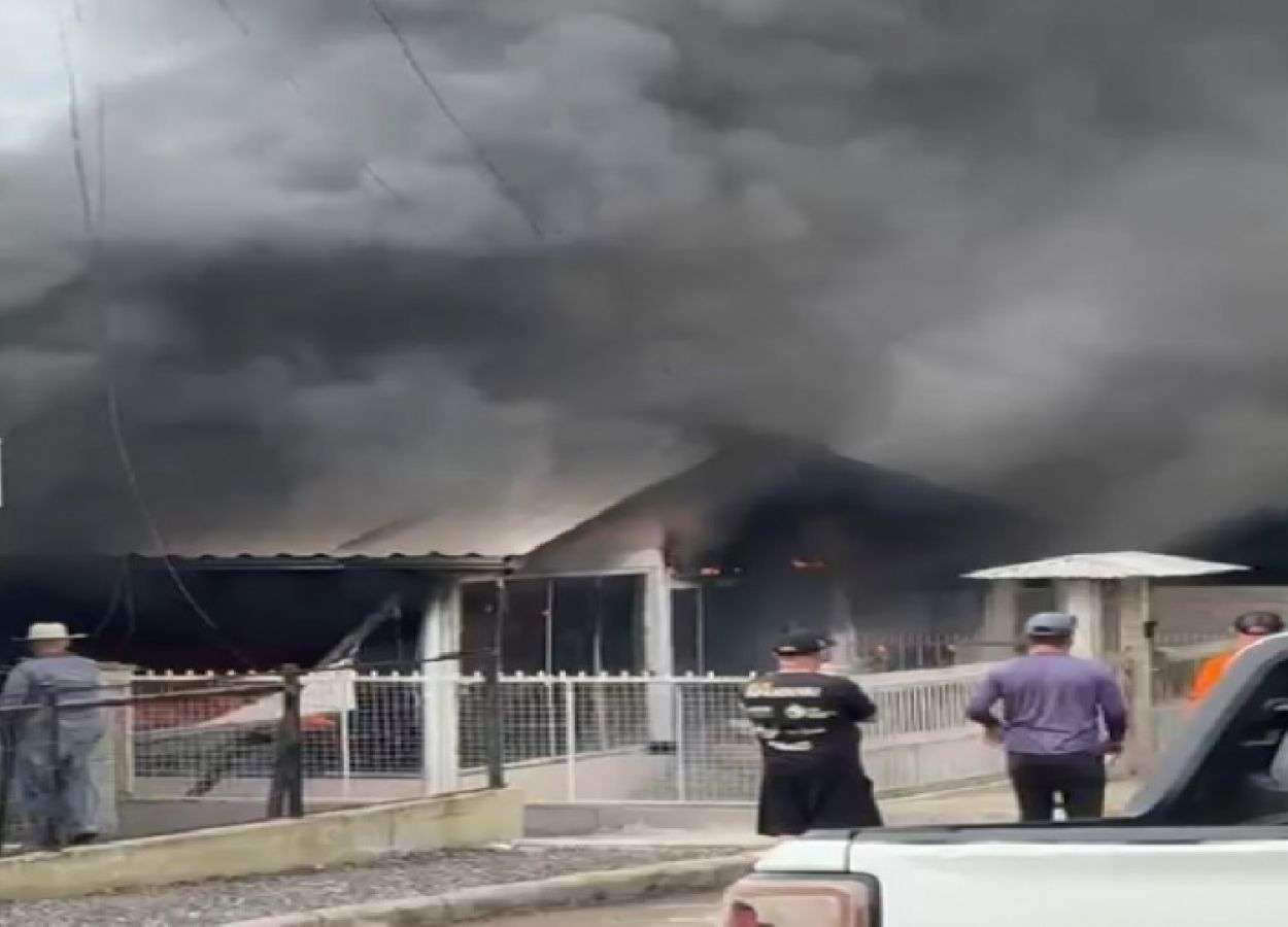 Homem morre após invadir comércio armado e provocar incêndio em São João da Urtiga