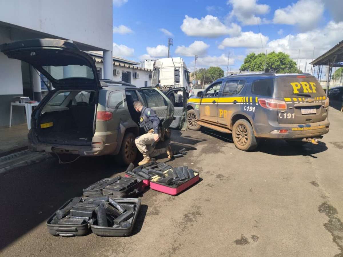 PRF prende casal com mais de 100 kg de maconha após perseguição