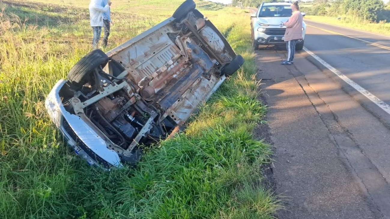 Veículo sai da pista e tomba na ERS-135 entre Sertão e Estação