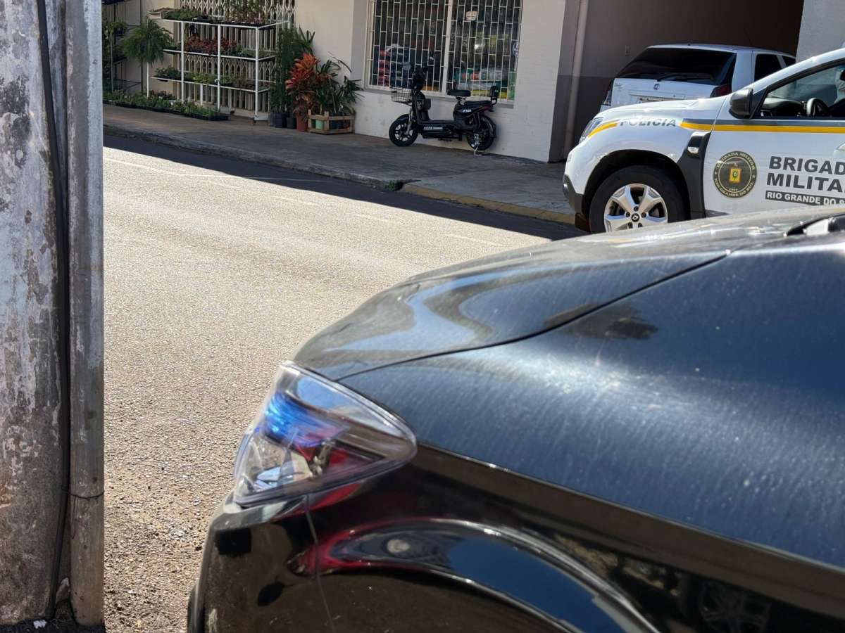 Mulher fica ferida em colisão entre carro e moto elétrica no centro de Getúlio Vargas