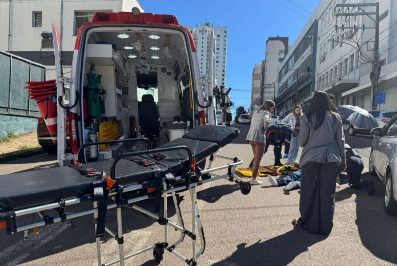 Pedestre fica ferido ao ser atropelado sobre faixa de segurança no centro de Passo Fundo