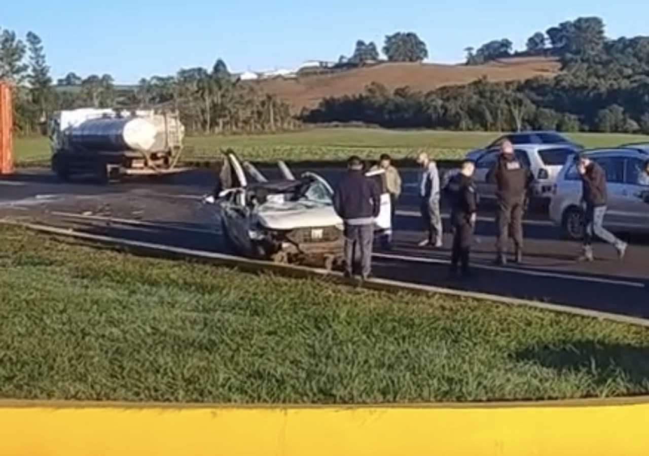 Caminhonete tomba na RS-475, em Estação