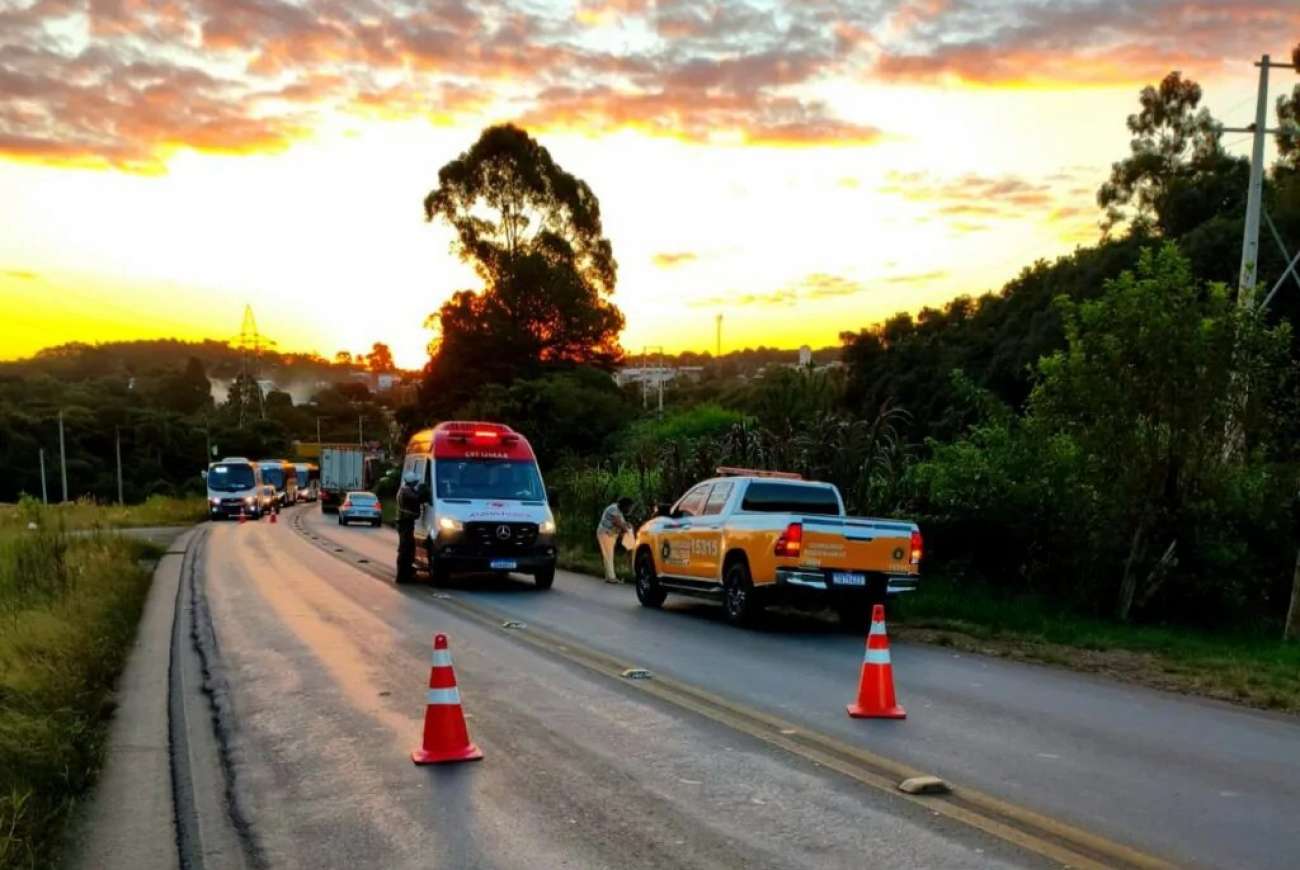 Ciclista fica ferido em acidente com carreta, na ERS-324, em Passo Fundo