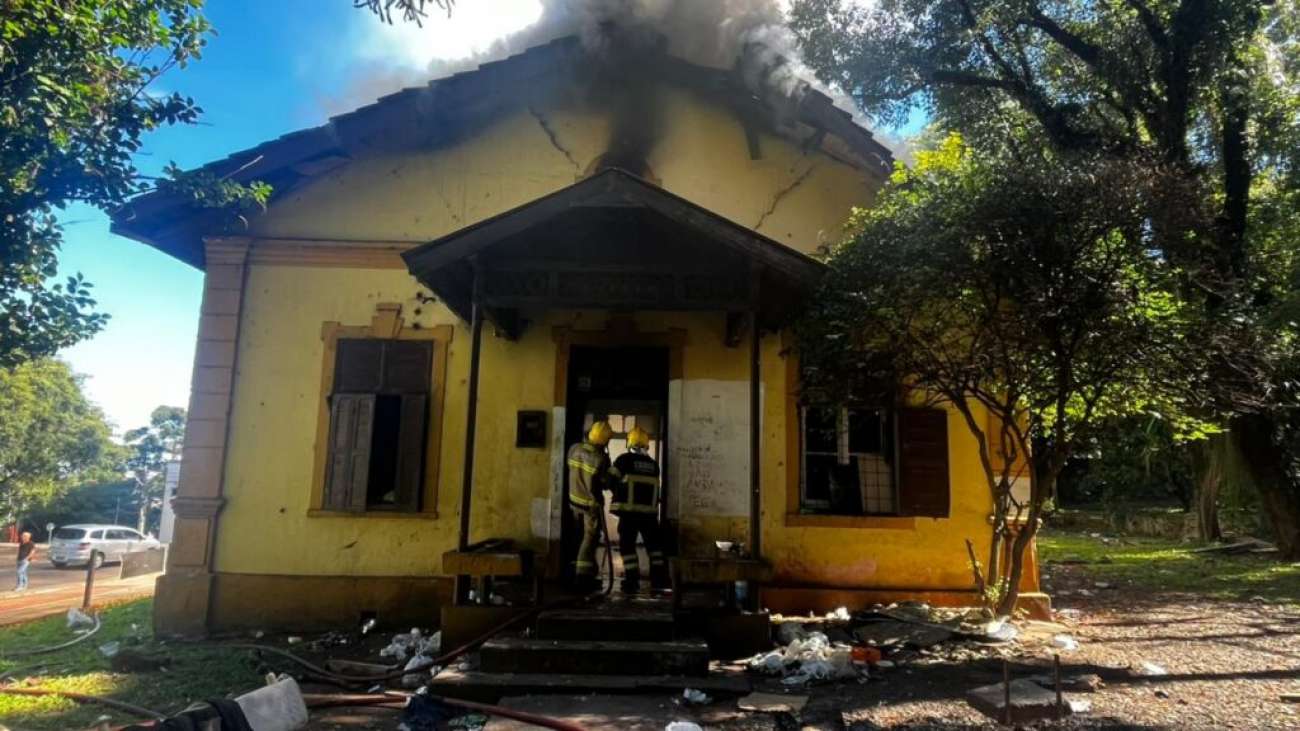 Antiga casa da estação férrea de Passo Fundo é consumida por incêndio