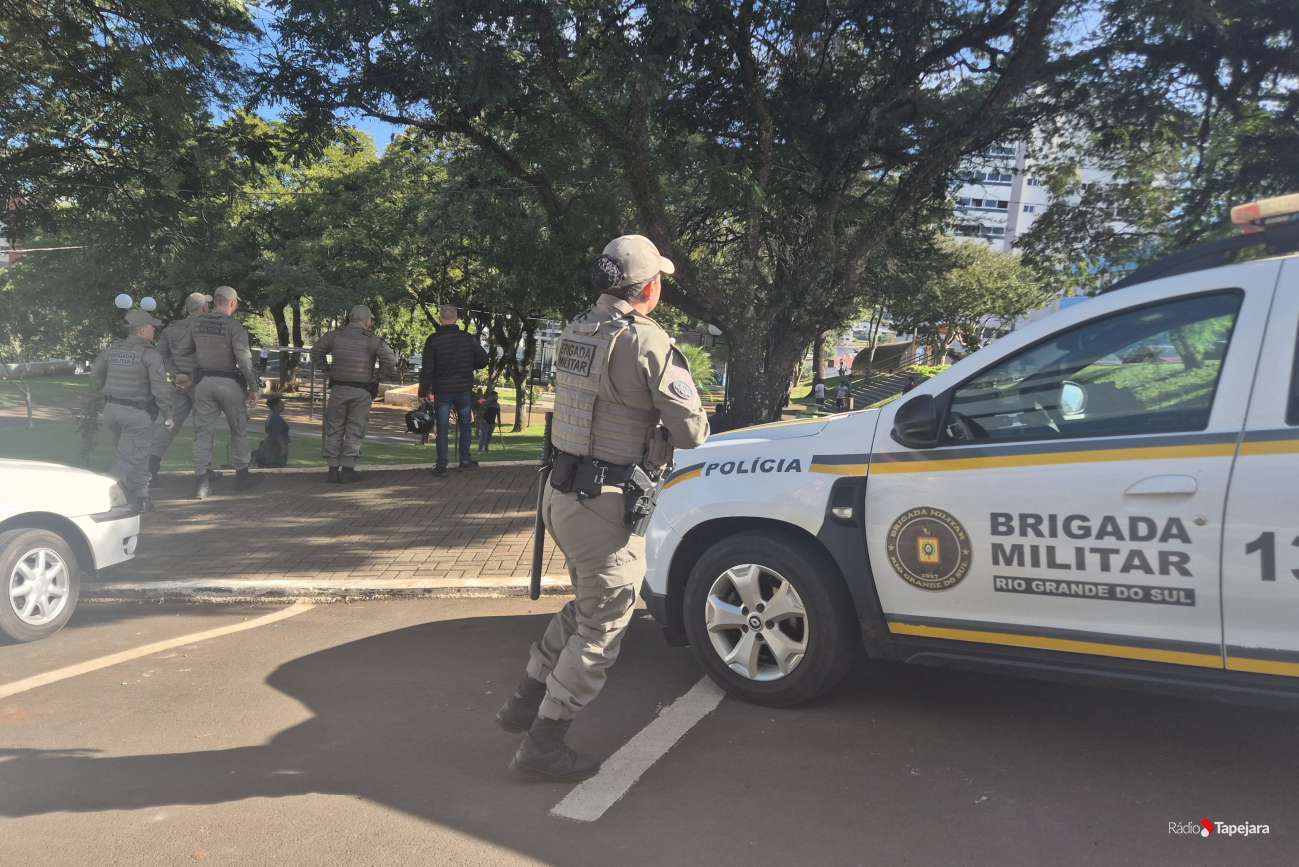 Paus e pedras: indígenas entram em conflito na Praça Central de Tapejara