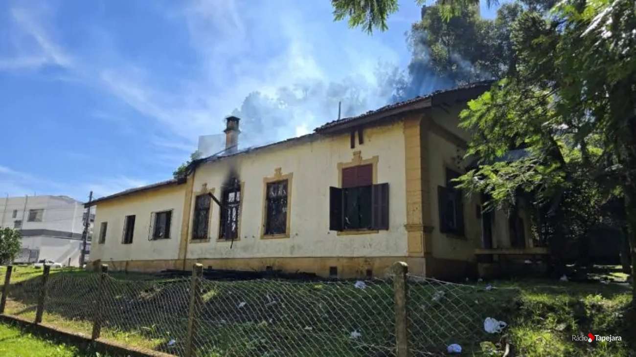 Prefeitura de Passo Fundo emite nota sobre incêndio na antiga casa da Viação Férrea