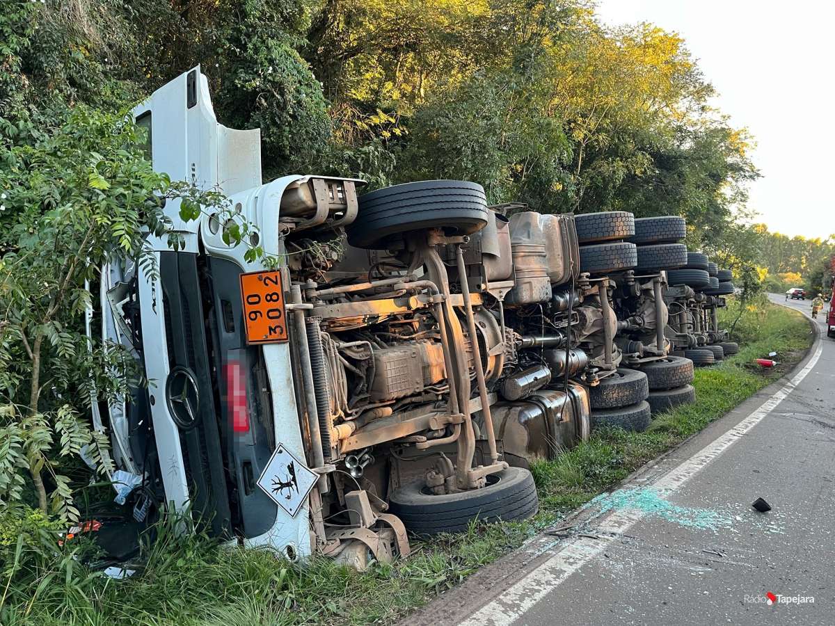 Carreta tomba na ERS-135 e deixa motorista ferido em Sertão