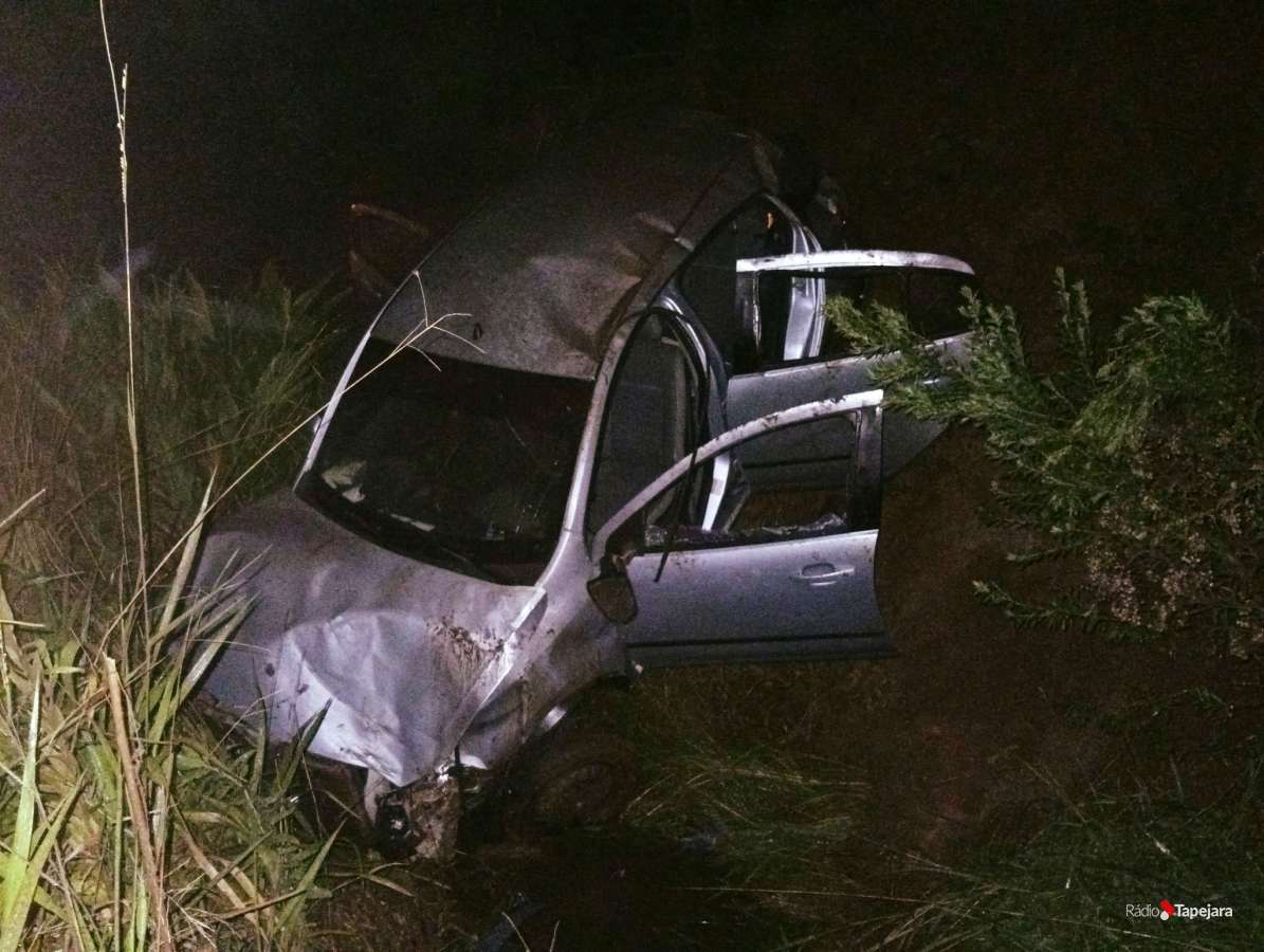 Carro sai da pista e tomba na ERS-480, em Barão de Cotegipe