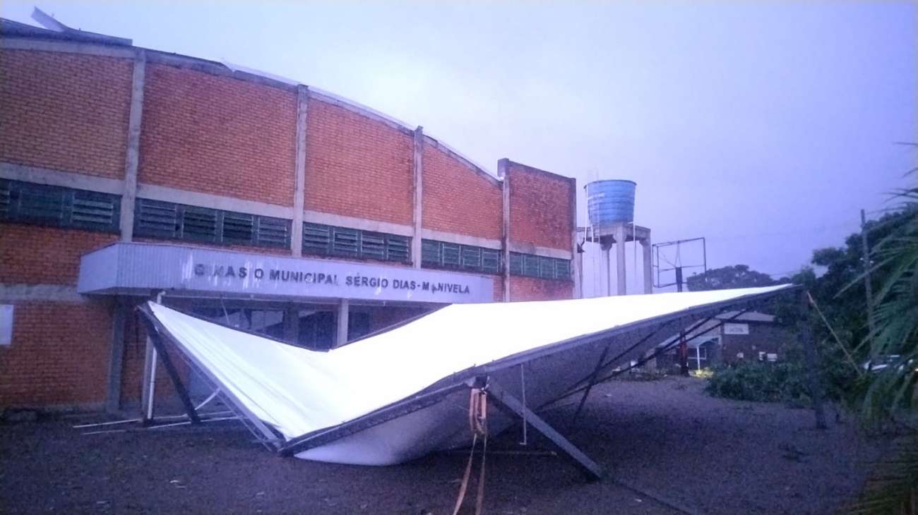 Tempestade provoca estragos em Ernestina, com casas destelhadas, danos em ginásio e bloqueios na ERS-153
