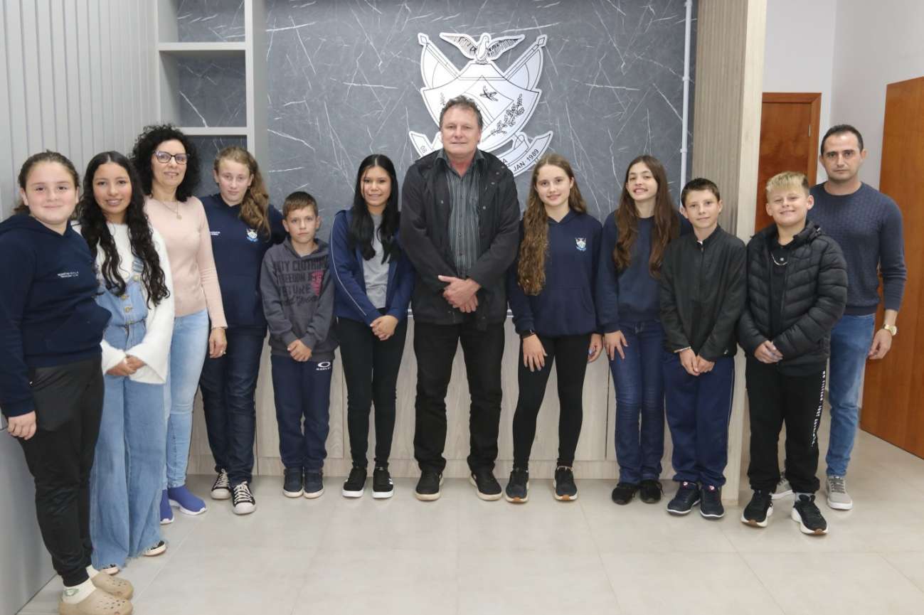 Visita à Prefeitura fortalece participação dos jovens na política em Água Santa
