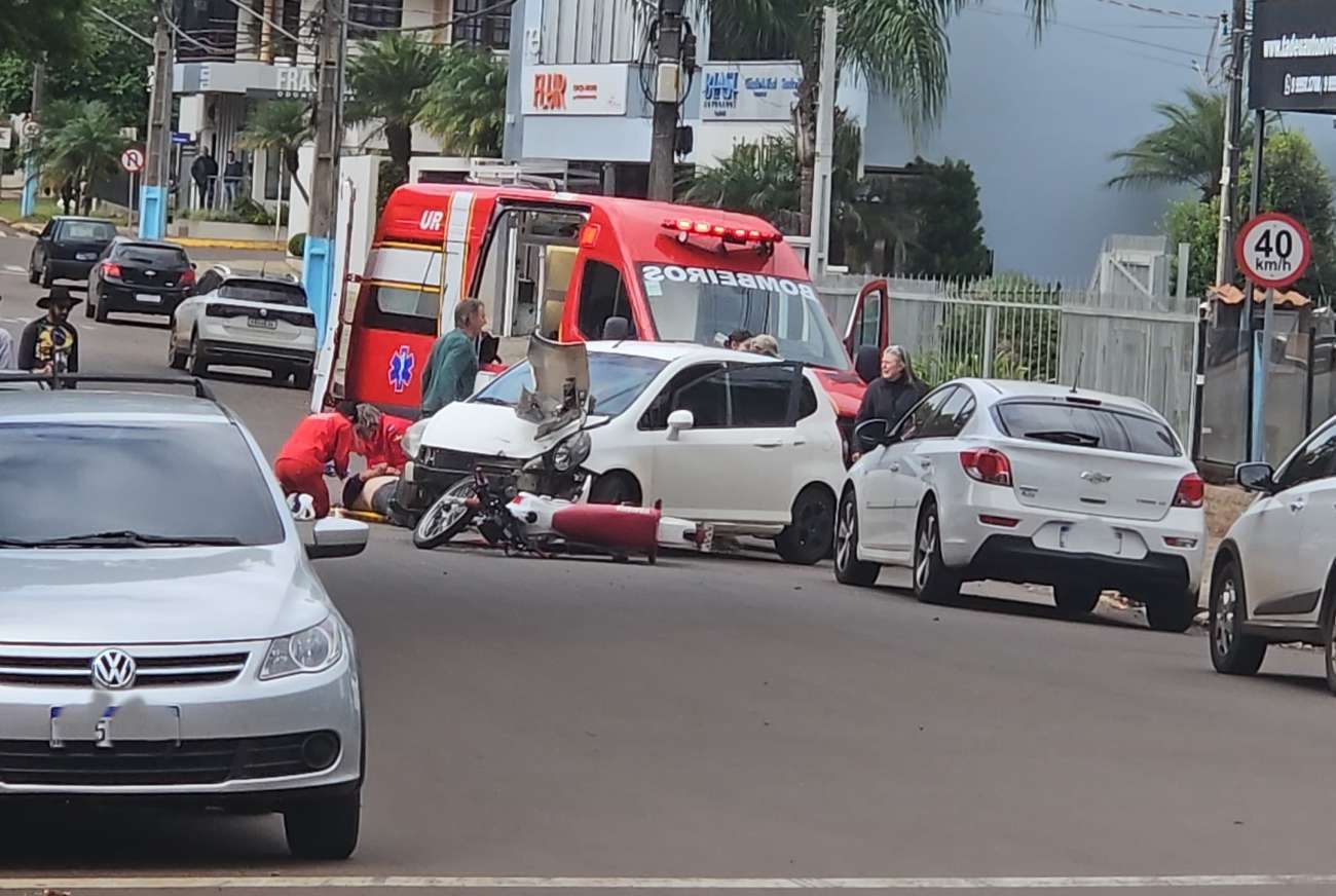 Homem fica ferido em colisão entre carro e moto na região central de Tapejara