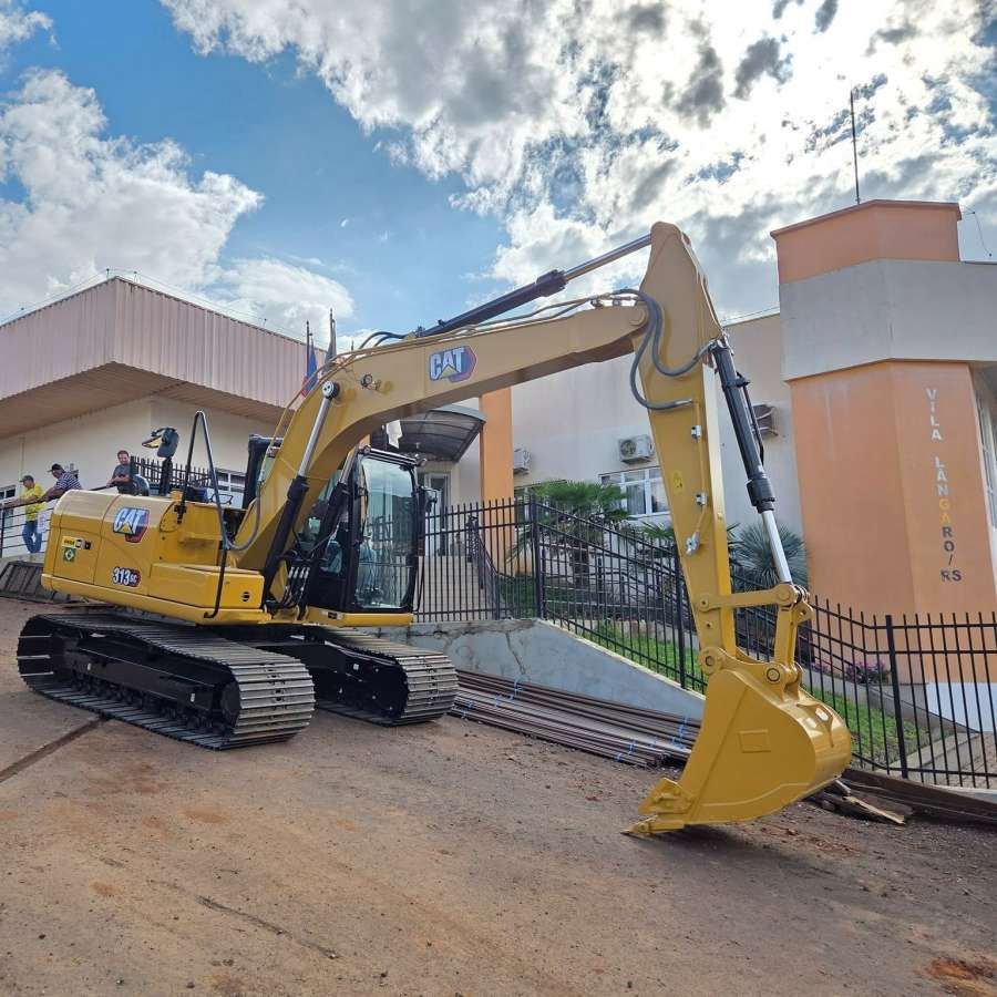 Vila Lângaro recebe nova escavadeira hidráulica para reforçar serviços no município