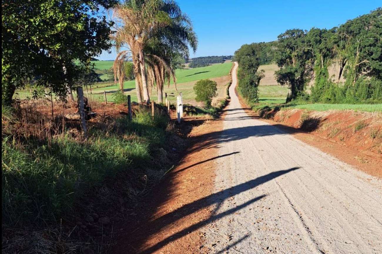 Prefeitura intensifica melhorias em estradas do interior e propriedades rurais