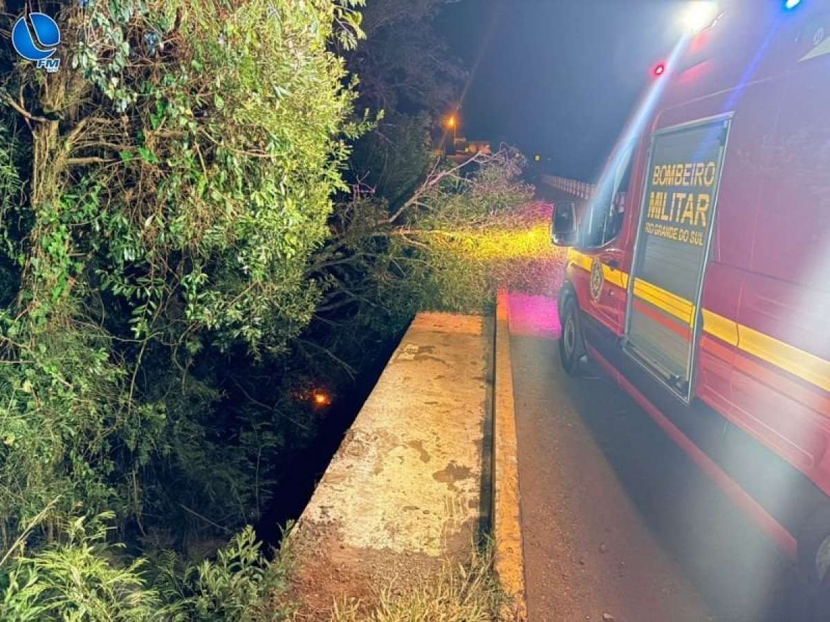 Veículo cai da ponte na ERS 461, entre os municípios de Capão Bonito do Sul e Lagoa Vermelha