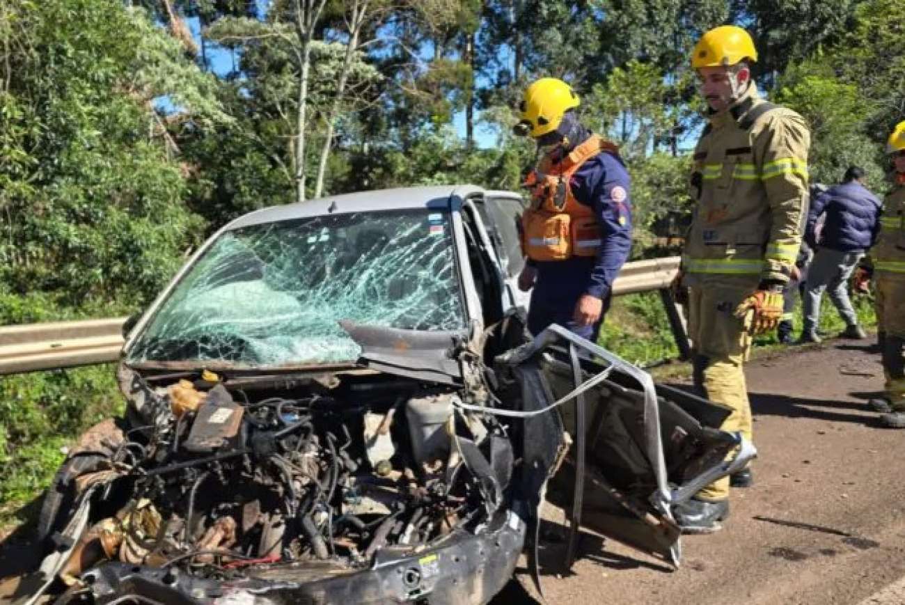 Colisão entre carro e caminhões deixa homem ferido na BR-285, em Passo Fundo