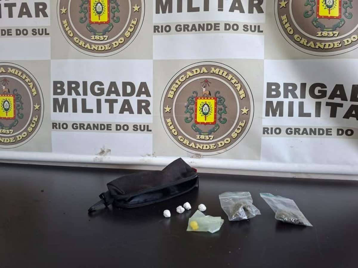 Homem é preso por tráfico de drogas durante barreira policial em Mato Castelhano
