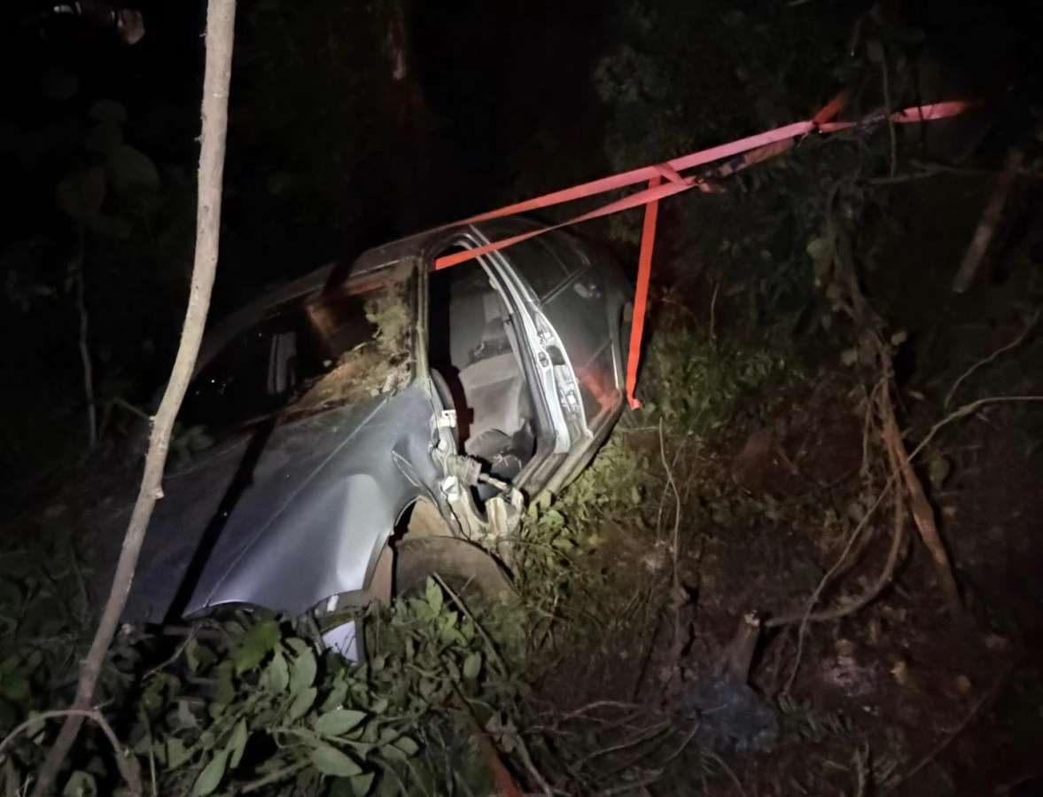 Motorista fica ferida após veículo sair da pista e cair em ribanceira na ERS-129 em Serafina Corrêa