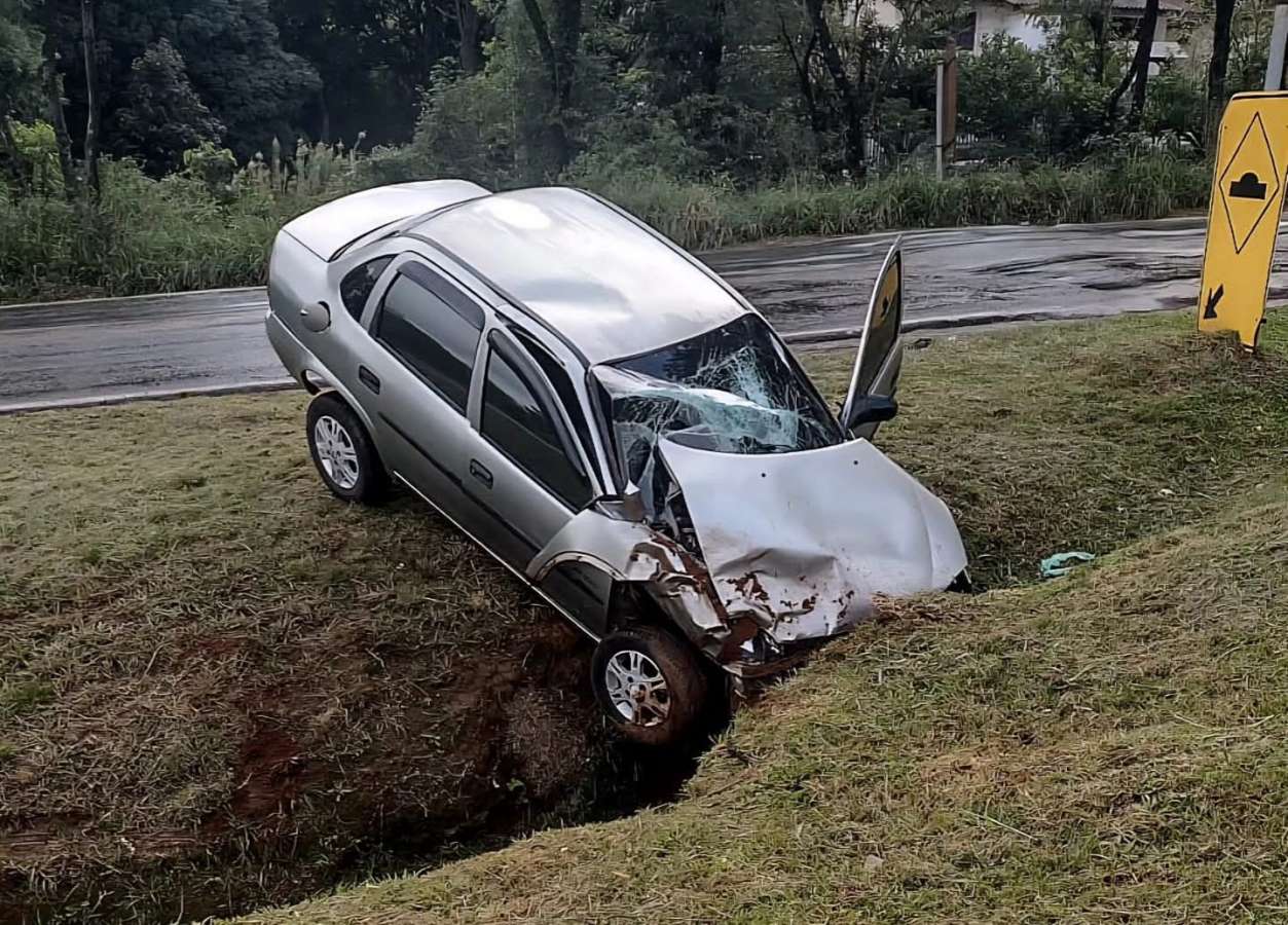 Motorista perde controle e colide contra barranco na ERS-324, em Passo Fundo
