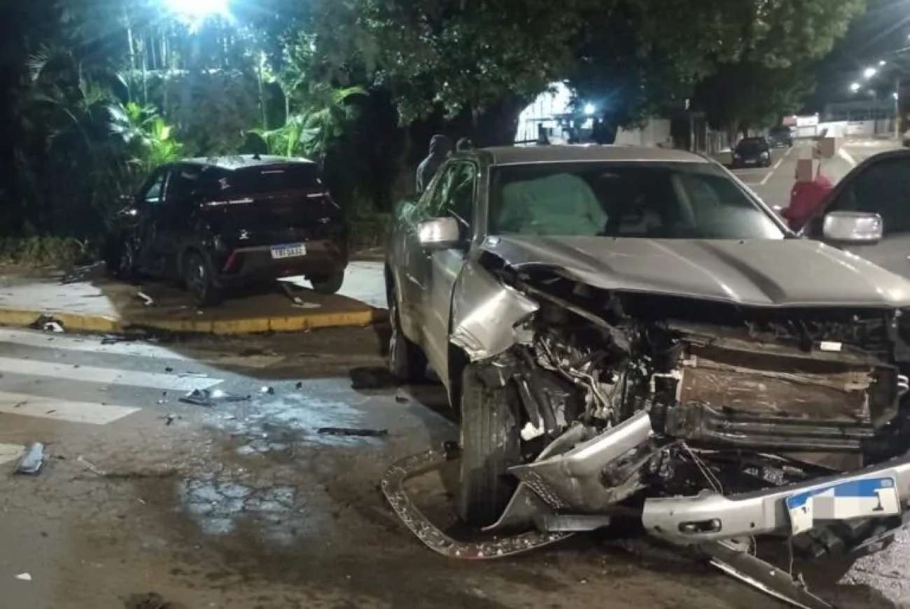 Adolescente pega caminhonete escondido da sogra e provoca acidente em Passo Fundo