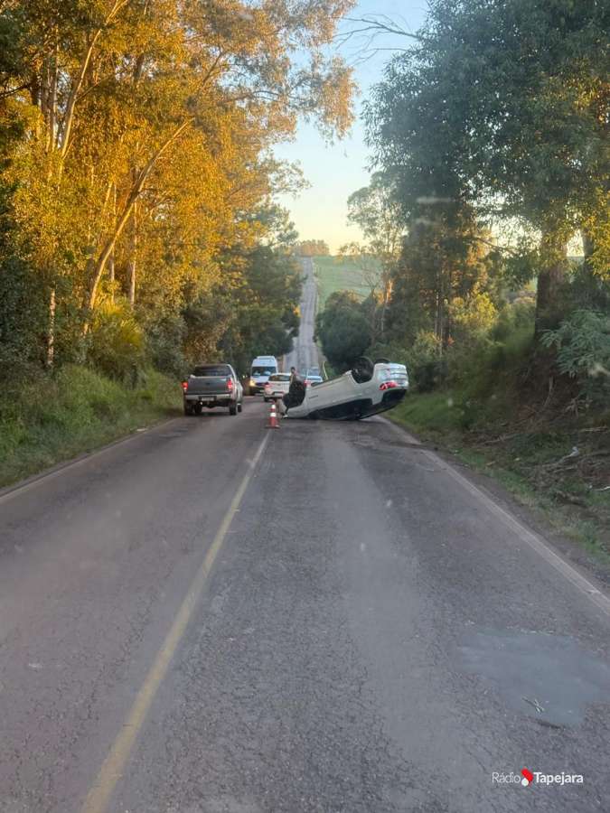 Veículo capota na RS-463 entre Vila Lângaro e Tapejara