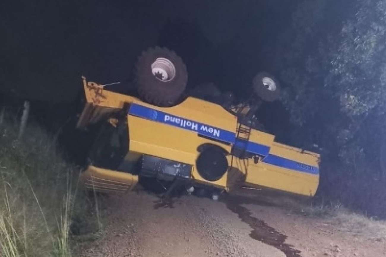 Colheitadeira tomba e deixa operador ferido no interior de Lagoa Vermelha