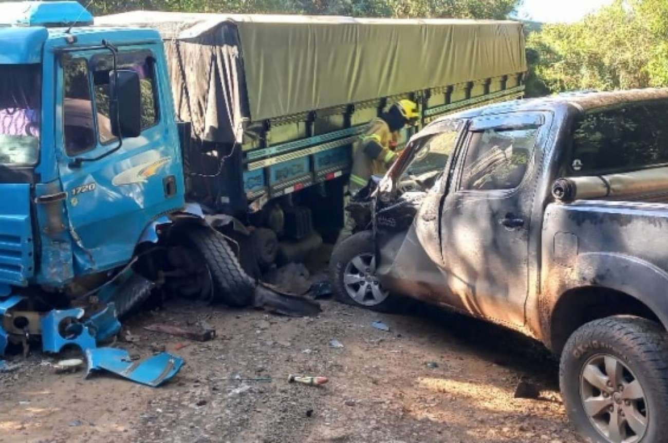 Colisão entre caminhão e caminhonete bloqueia estrada no interior de Lagoa Vermelha