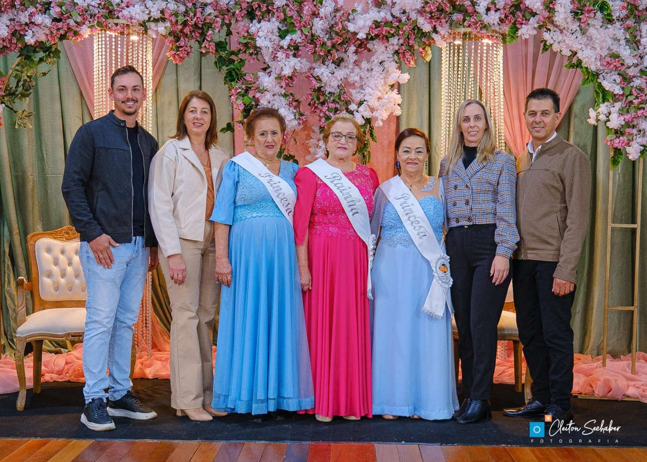 Baile marca coroação da nova corte da 3ª Idade em Charrua