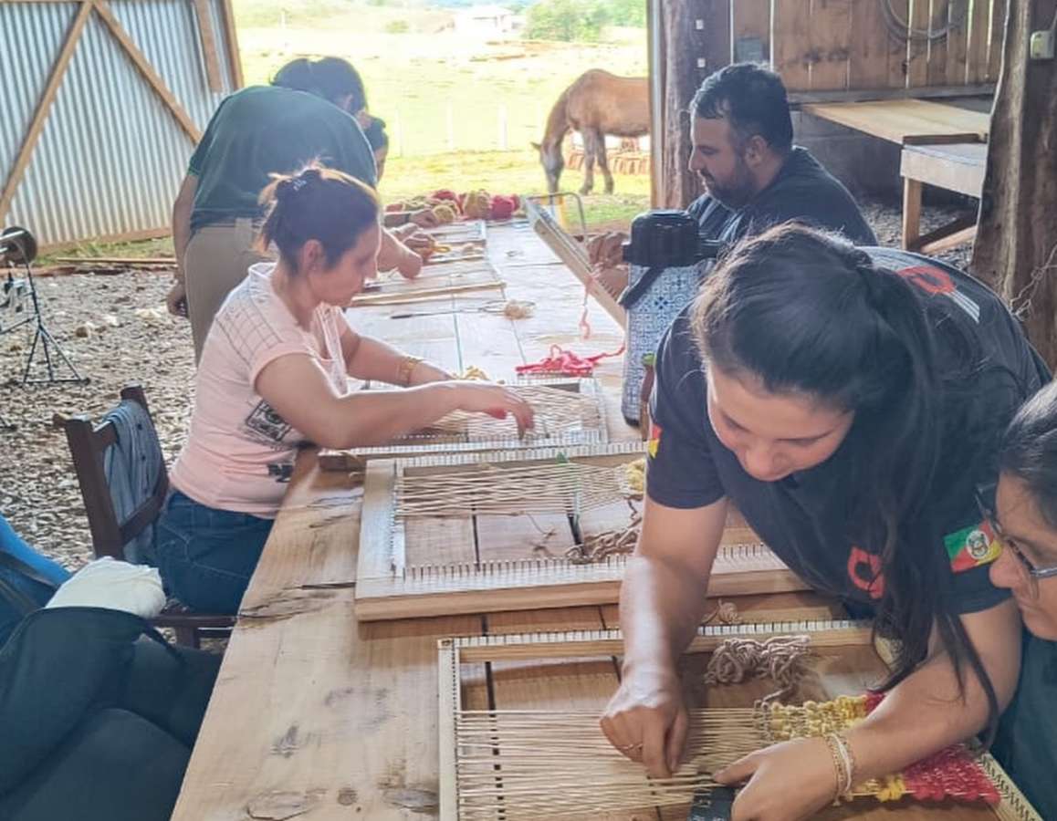 Curso de tecelagem em lã fortalece artesanato rural em Ibiaçá