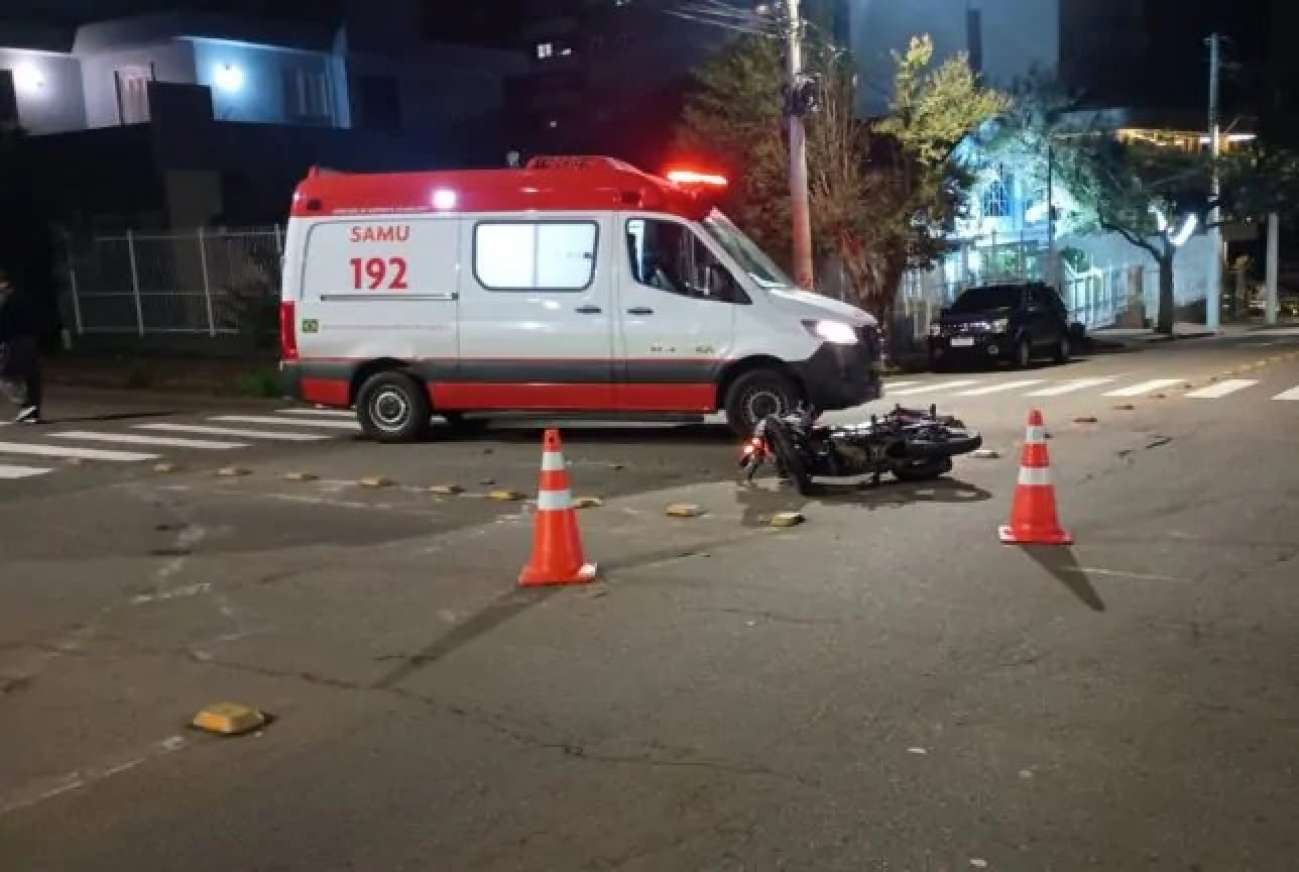 Motociclista fica ferido em colisão na área urbana de Passo Fundo; condutor que provocou o acidente fugiu do local