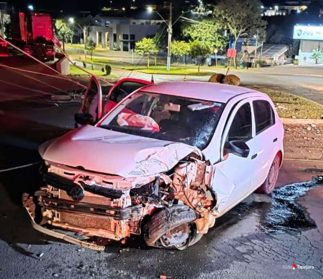 Motorista fica ferido após carro colidir contra poste em Tapejara