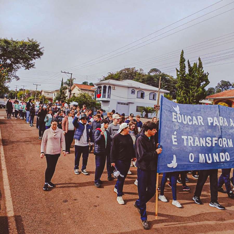 Escola Ricardo Durigon de Ibiaçá promove Caminhada da Paz