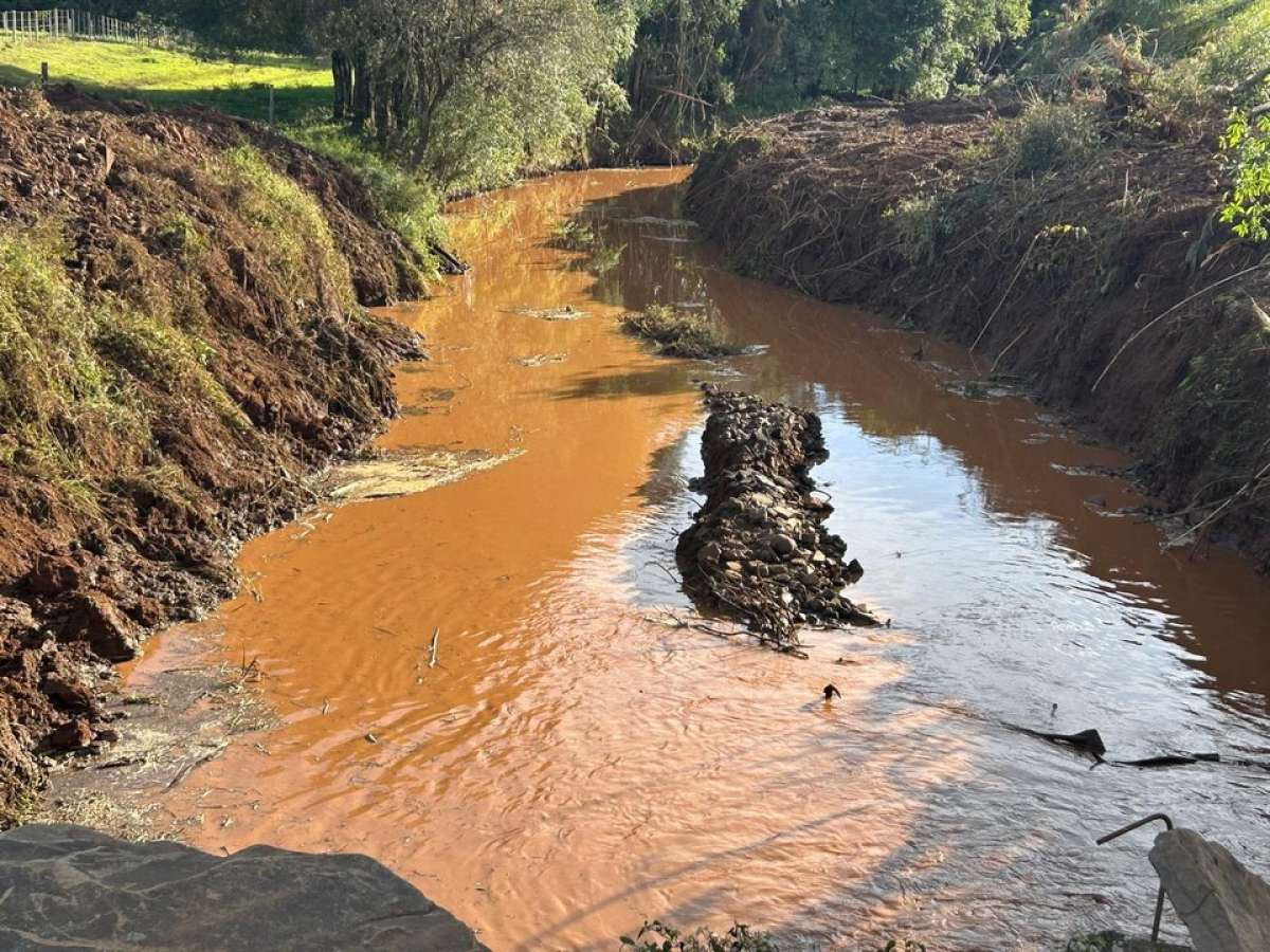 Água Santa realiza limpeza e desassoreamento de rio para prevenir alagamentos