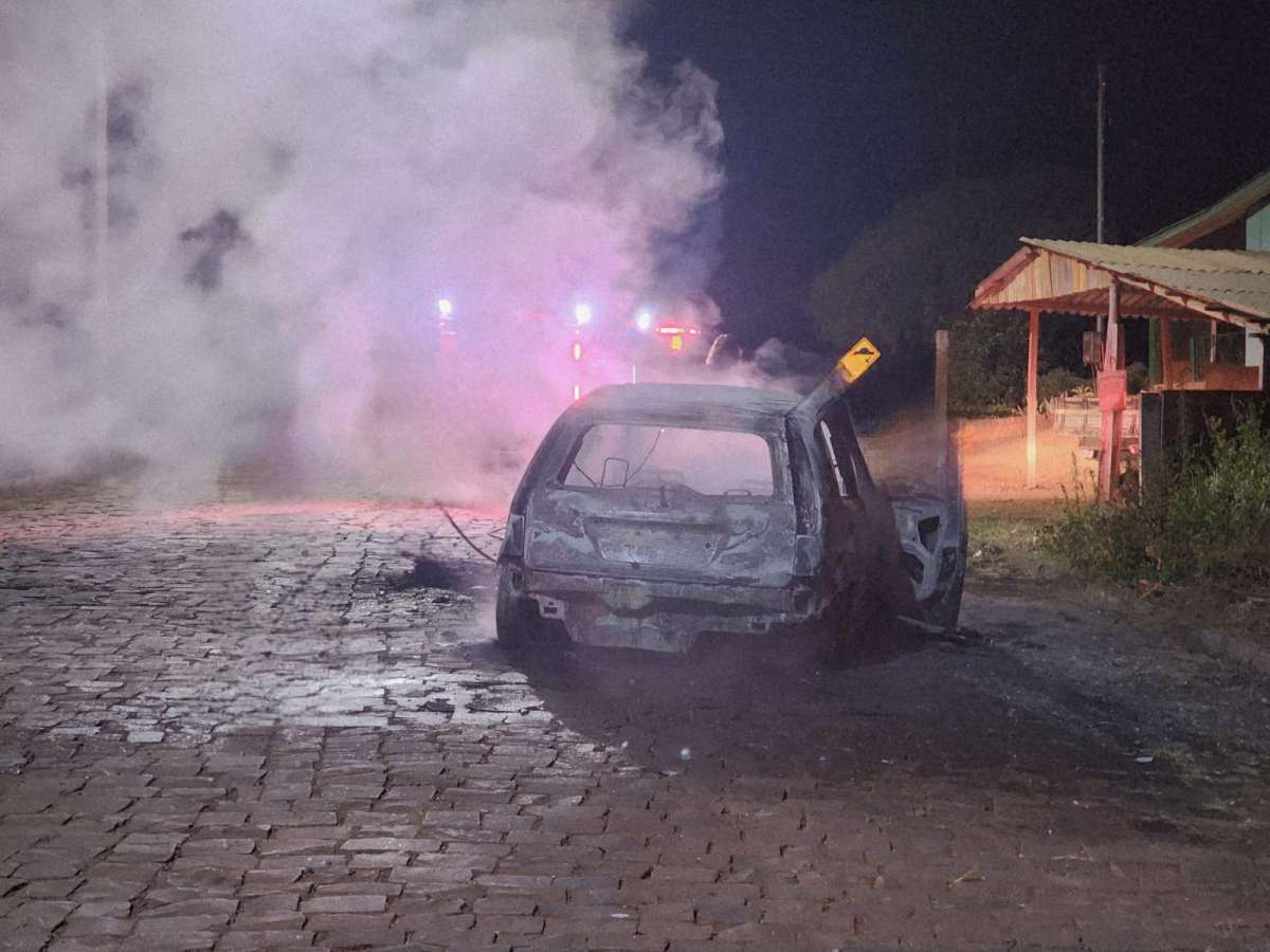 Veículo é encontrado incendiado na área central de Água Santa
