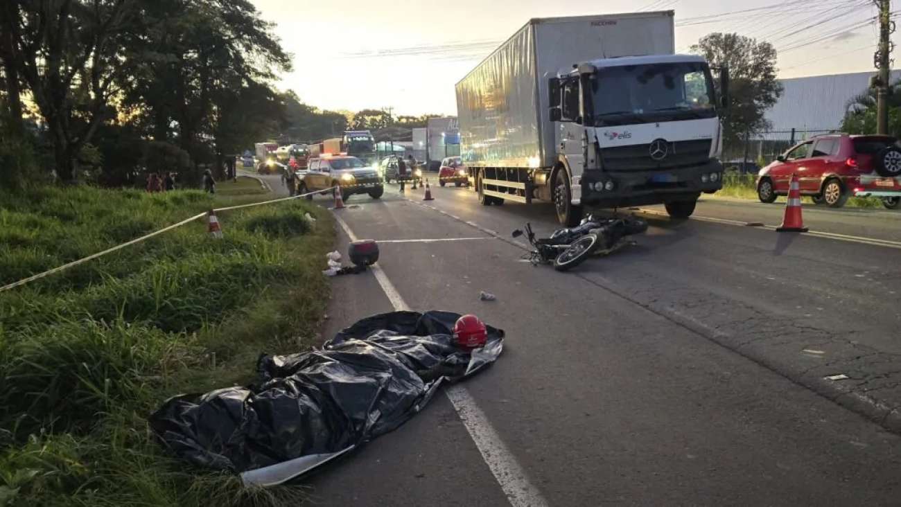 Motociclista morre após ser atropelado por caminhão na ERS-324 em Passo Fundo