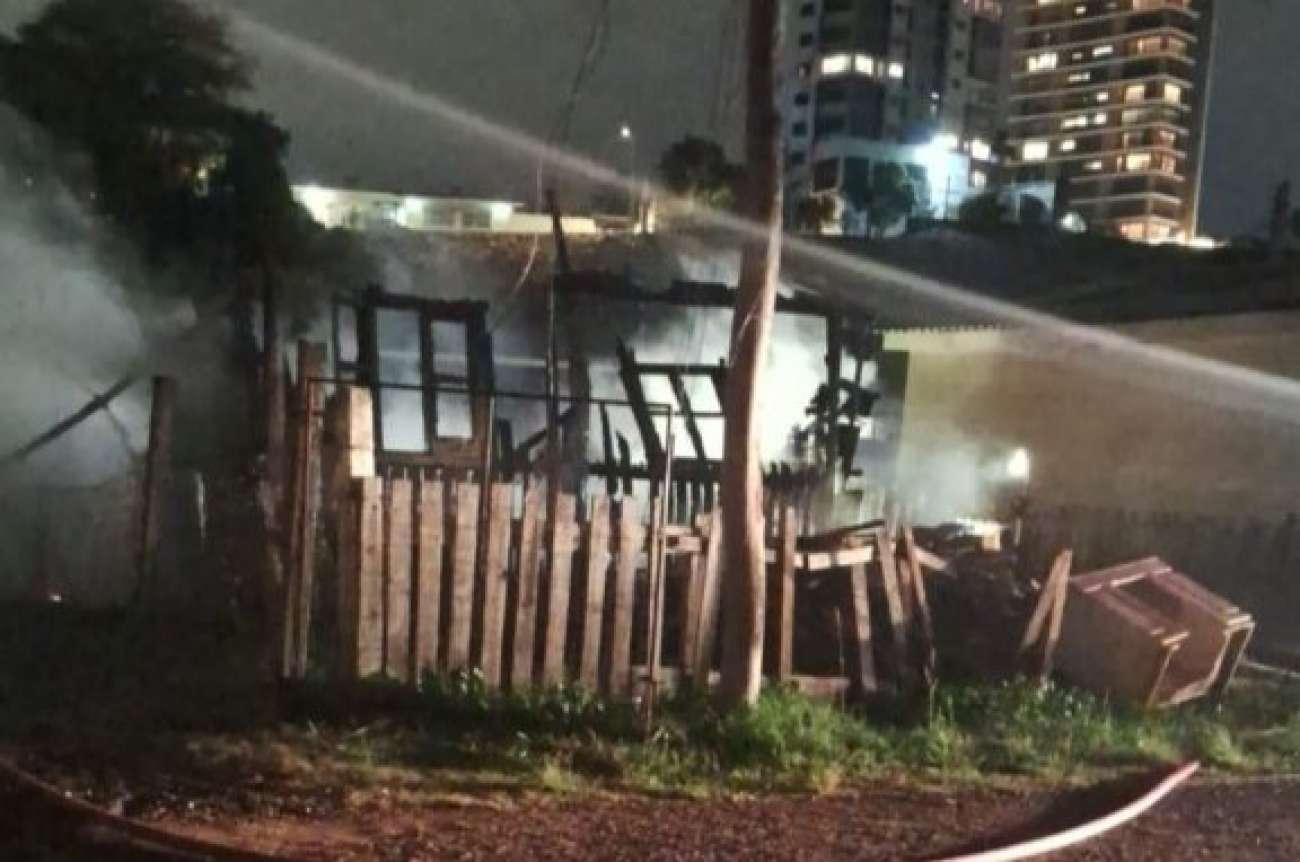 Incêndio destrói residência no bairro Petrópolis, em Passo Fundo