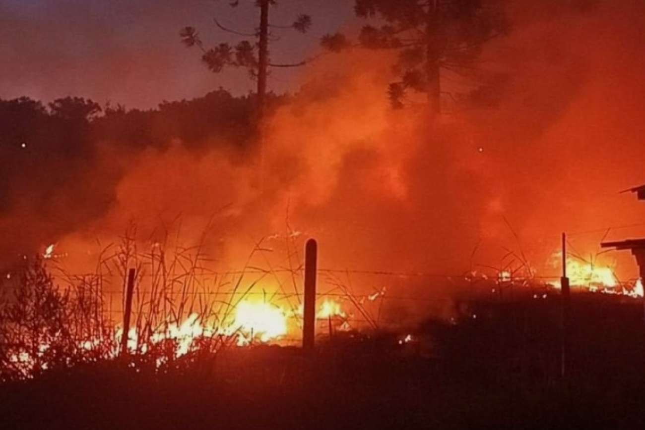 Princípio de incêndio atinge vegetação em terreno baldio de Sananduva