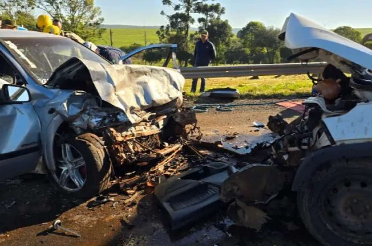Mulher morre em colisão frontal entre carro e caminhonete na BR-285, em Passo Fundo