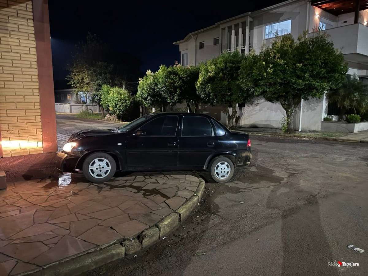 Motorista alcoolizado perde o controle, bate em carro estacionado e invade parede de bar no centro de Getúlio Vargas