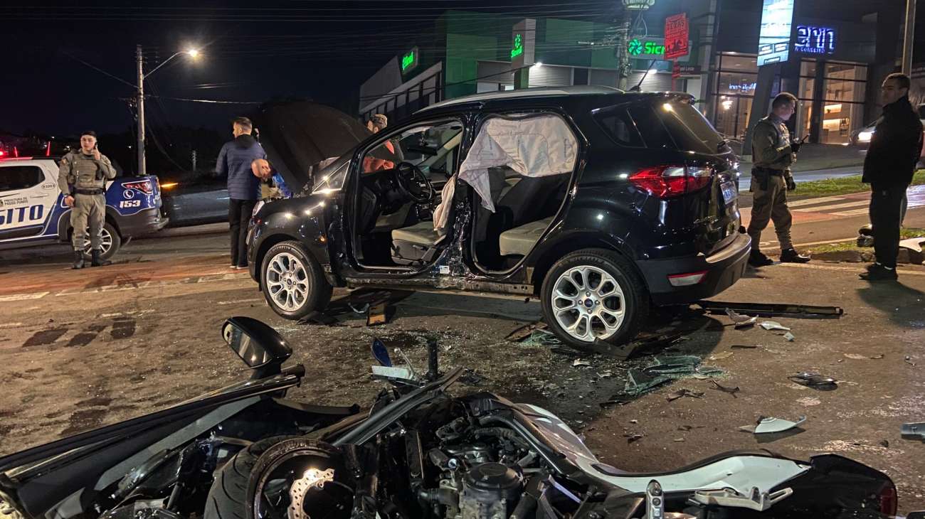 Acidente entre carro e motocicleta deixa dois feridos em Passo Fundo